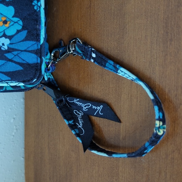 Vera Bradley Midnight Blues Floral Pattern Quilted Zip Around ID Wristlet Wallet - Picture 2 of 9